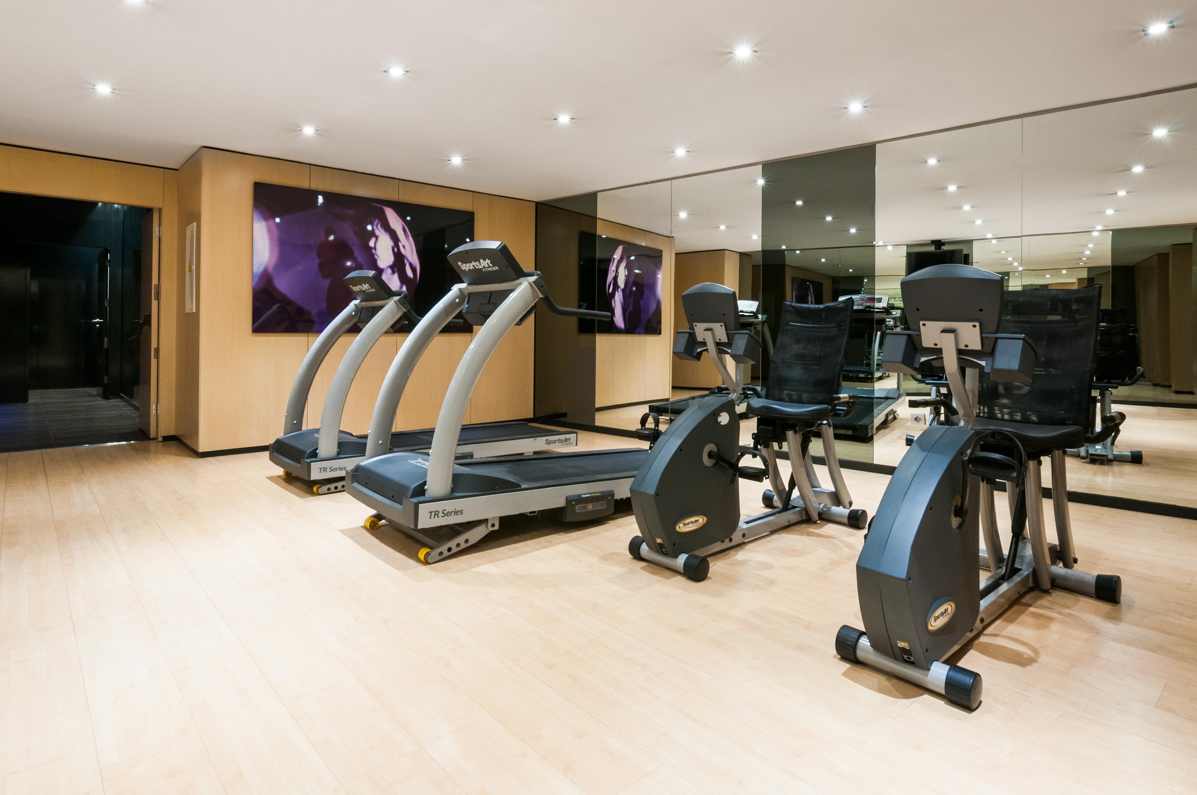 ยูโรสตาร์ส พาเลซ โฮเต็ล Hotel กอร์โดบา ภายนอก รูปภาพ The photo shows a modern gym or fitness area. It features several pieces of exercise equipment, including treadmills and stationary bikes. The room has bright lighting and a wooden floor, contributing to a clean and open atmosphere. There is a large 