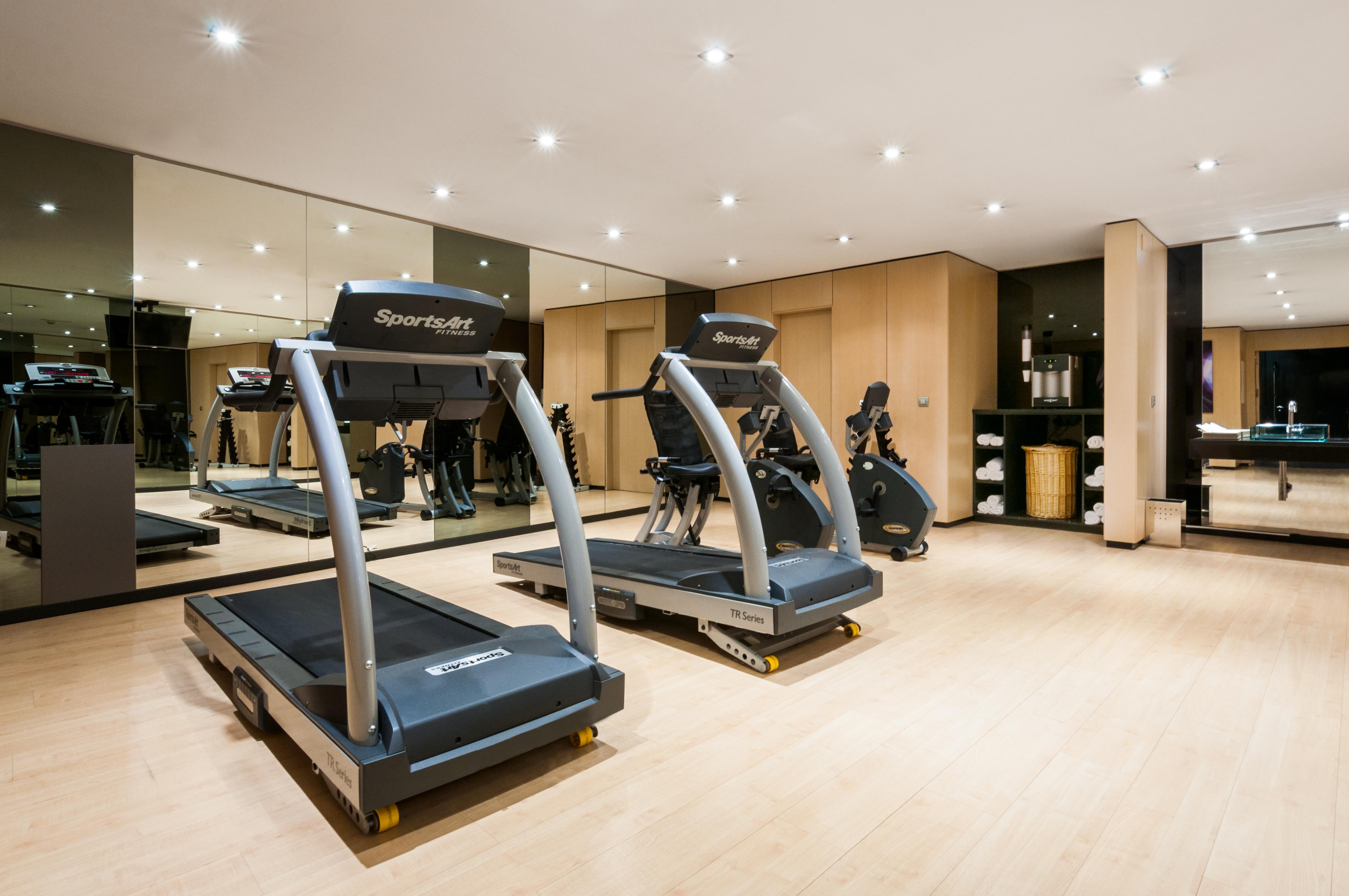 ยูโรสตาร์ส พาเลซ โฮเต็ล Hotel กอร์โดบา ภายนอก รูปภาพ The photo shows a modern gym or fitness area featuring two treadmills. The equipment is well-maintained and positioned on a light wooden floor. There are mirrors on the wall reflecting the workout area, which adds to the spacious feel. The overall se