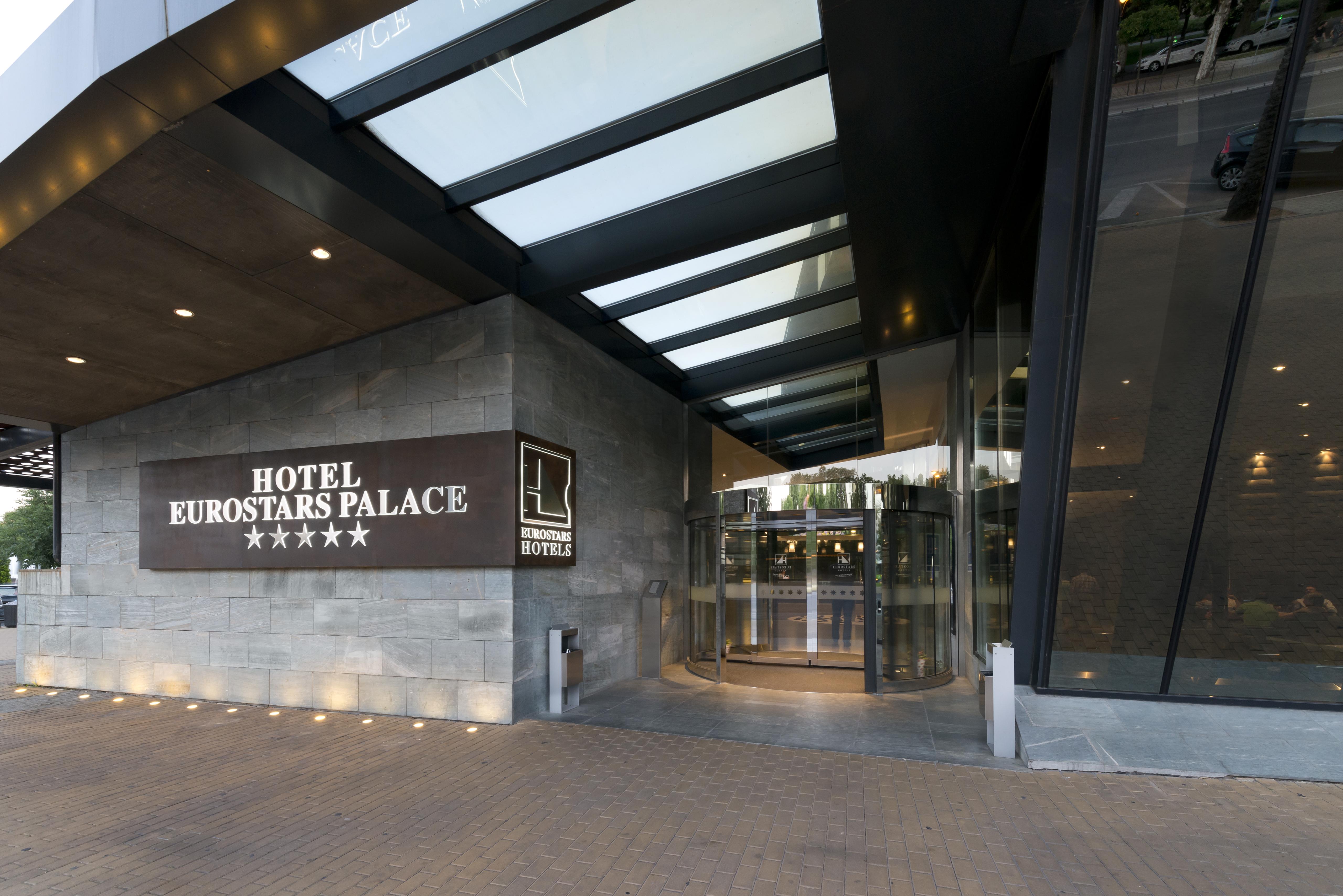 ยูโรสตาร์ส พาเลซ โฮเต็ล Hotel กอร์โดบา ภายนอก รูปภาพ The photo shows the entrance of the Eurostars Palace Hotel, which features a modern design. The entrance is characterized by a glass revolving door and a prominent sign that displays the hotel's name and five-star rating. The exterior has a combinati