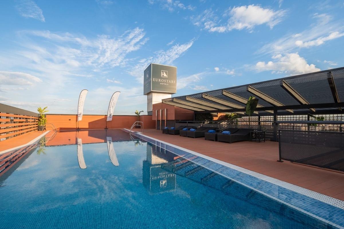 ยูโรสตาร์ส พาเลซ โฮเต็ล Hotel กอร์โดบา ภายนอก รูปภาพ The rooftop pool at the hotel