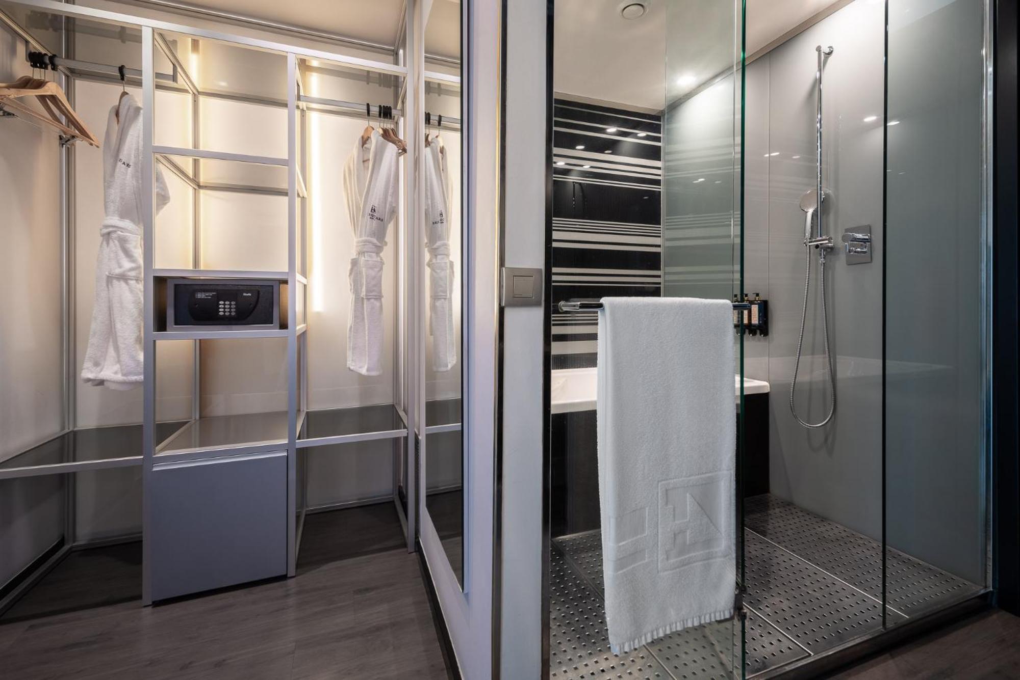 ยูโรสตาร์ส พาเลซ โฮเต็ล Hotel กอร์โดบา ภายนอก รูปภาพ A walk-in shower