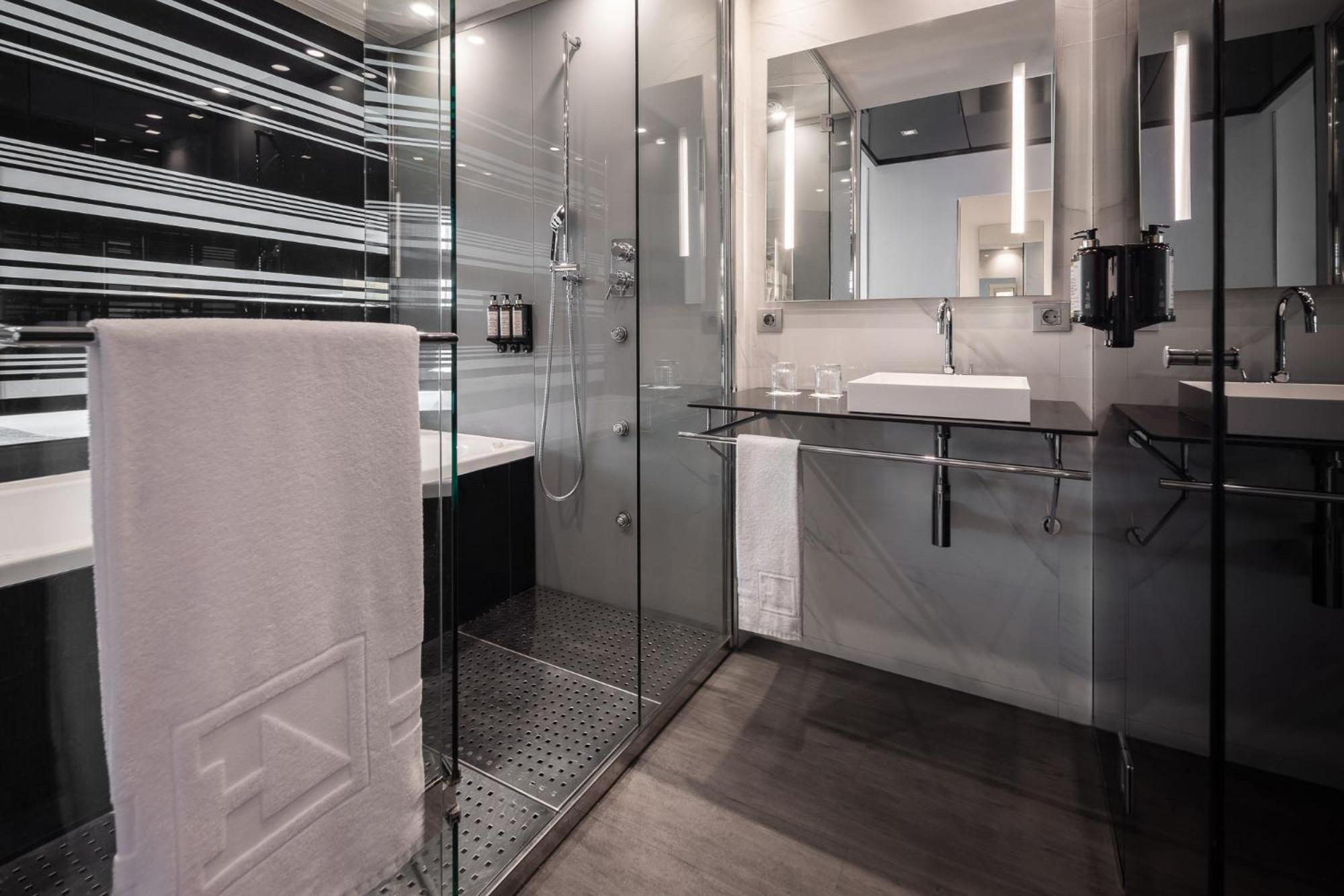 ยูโรสตาร์ส พาเลซ โฮเต็ล Hotel กอร์โดบา ภายนอก รูปภาพ A bathroom in a hotel